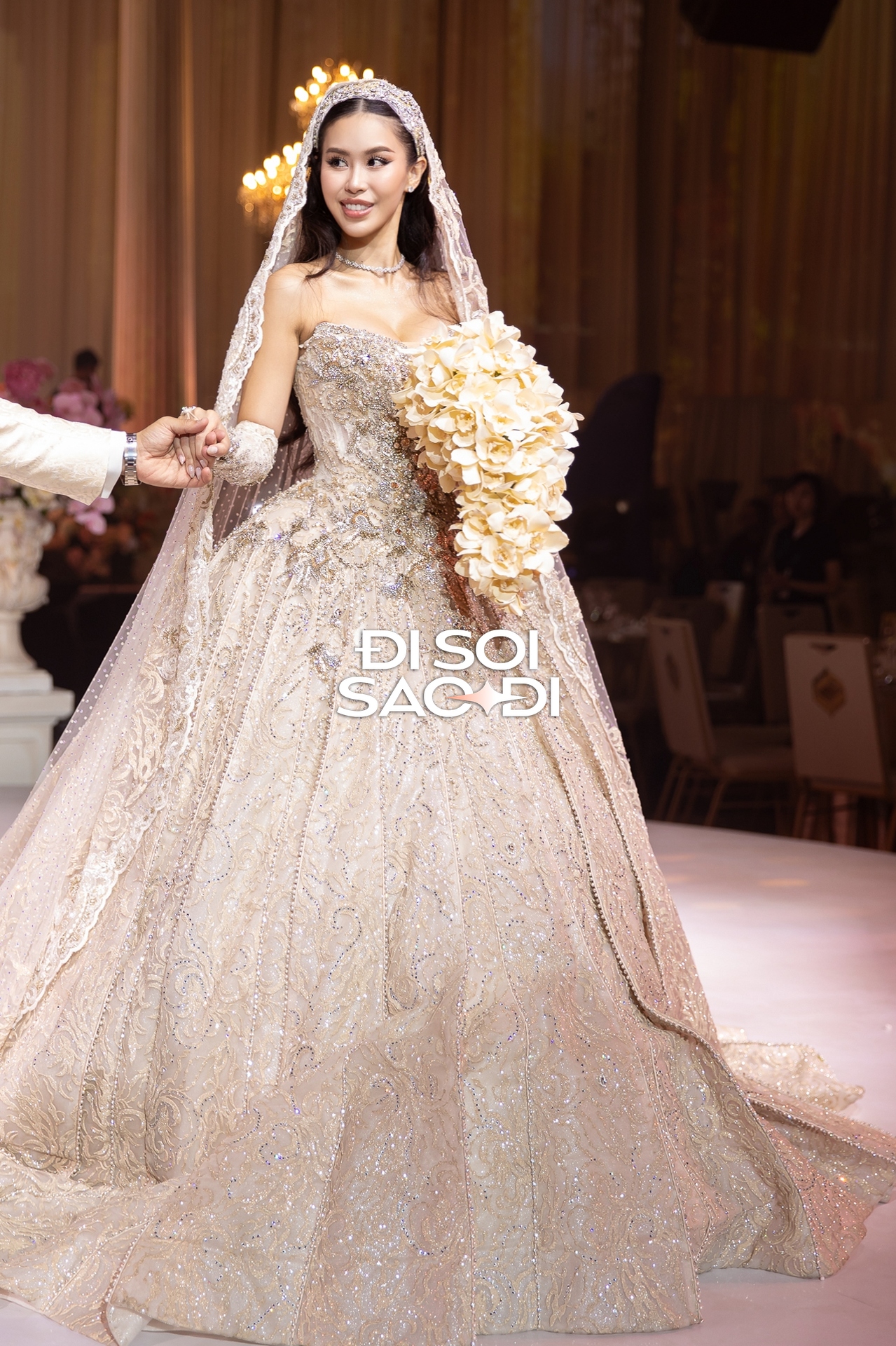 Sau đó Tiên Nguyễn và hôn phu xuất hiện cực lộng lẫy Tiên Nguyễn và chồng gốc Dubai tại hôn lễ