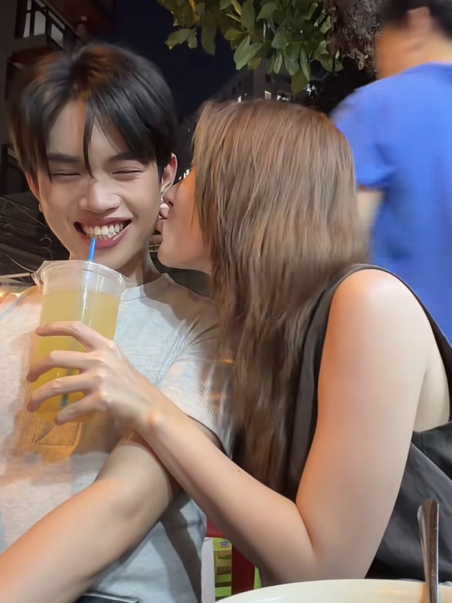 Pháp Kiều và Uyển Ân chơi chung một hội bạn, mối quan hệ giữa cả hai vô cùng thân thiết