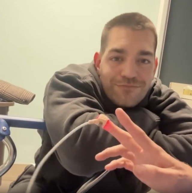 Matt Rogers bên cạnh Fraser Olender tại bệnh viện