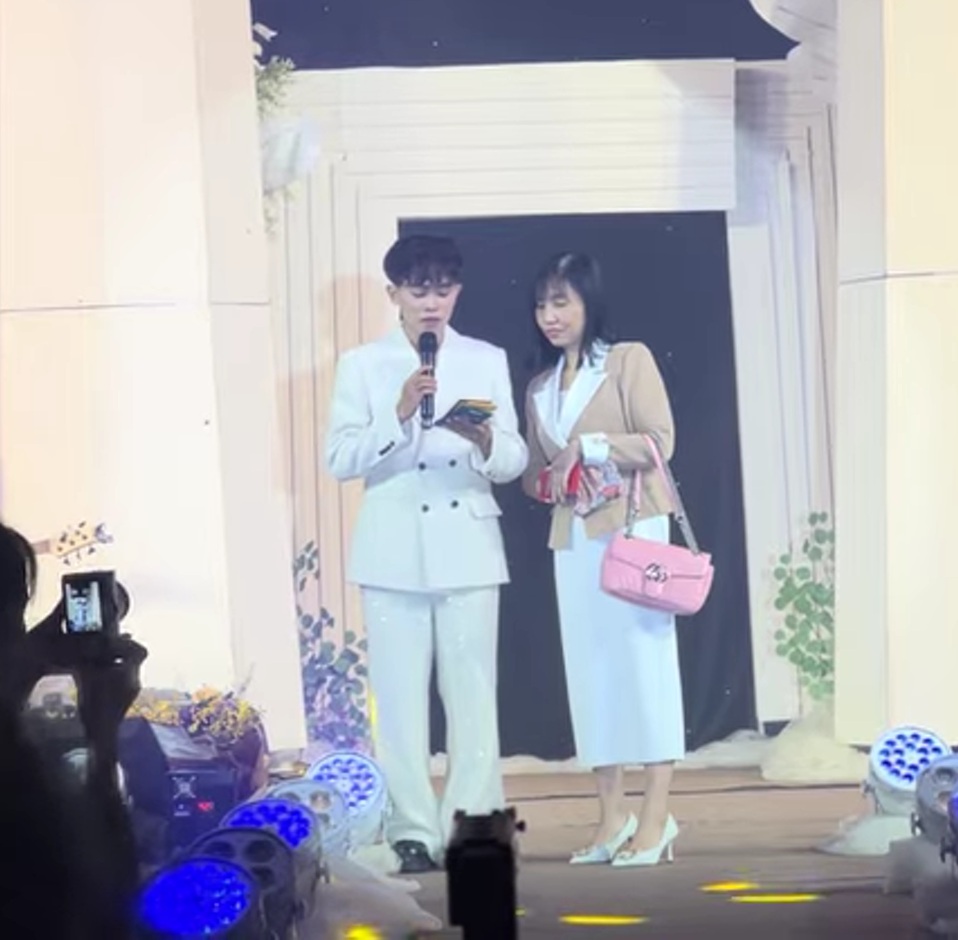 Hồ Văn Cường nhận tiền mặt trên sân khấu