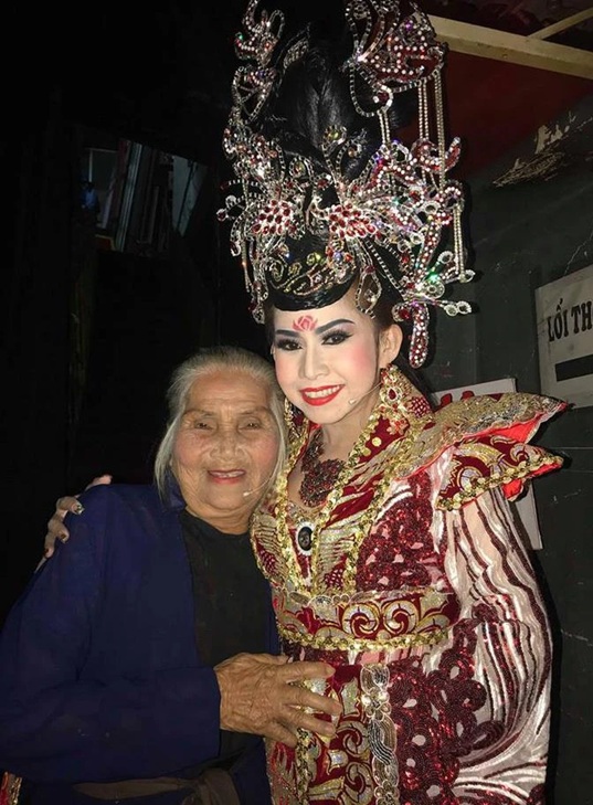 Bình Tinh với đồng nghiệp thân thiết Bình Tinh cùng nghệ sĩ trong đoàn