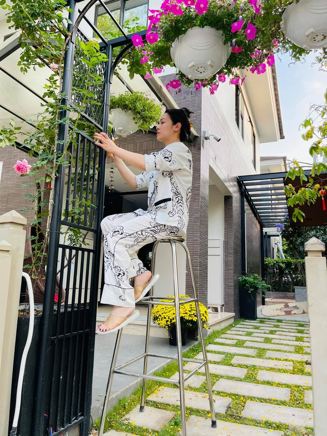 Sân vườn nhiều loại hoa