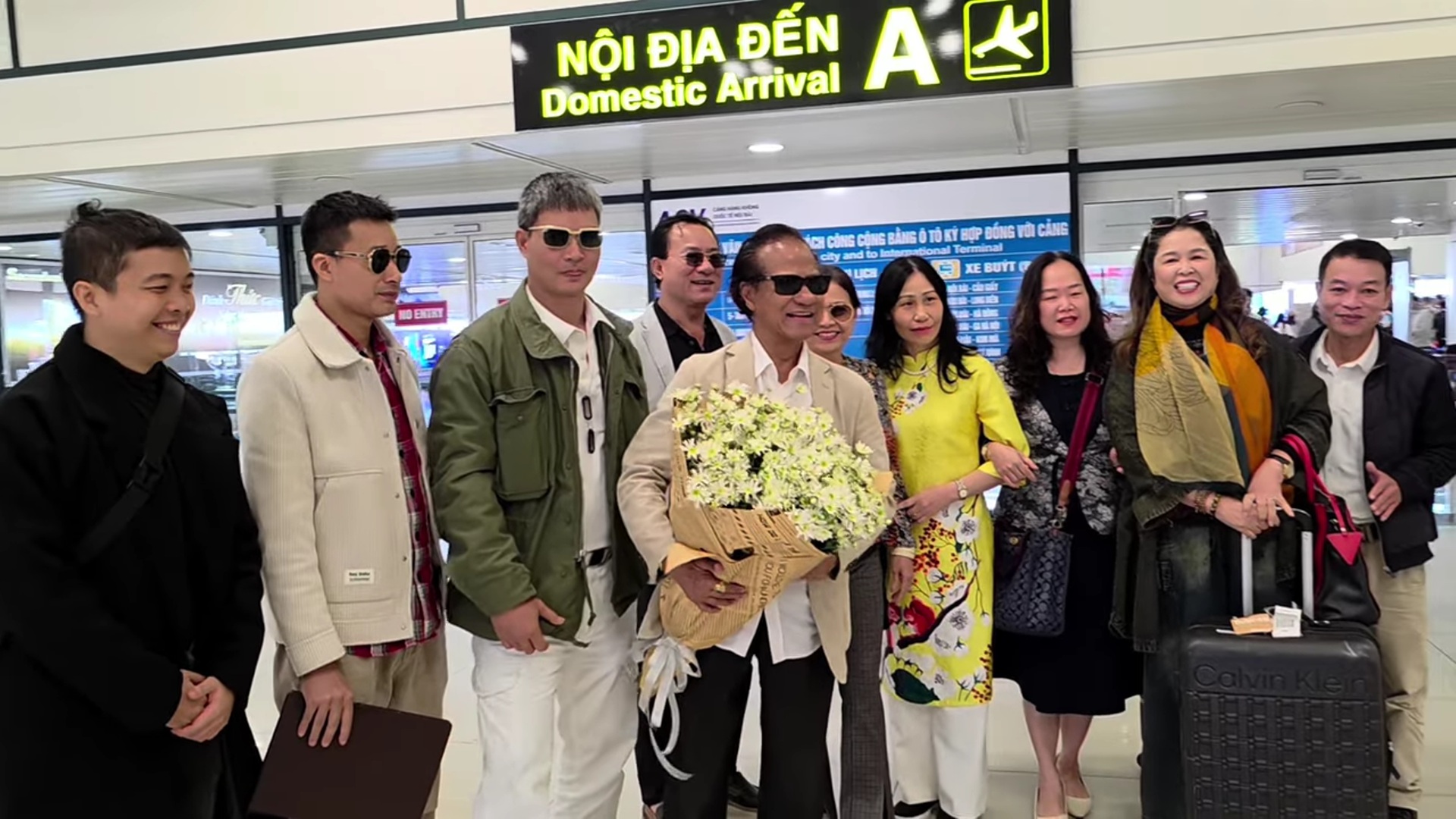 Danh ca Chế Linh ra Hà Nội, khán giả ùa tới sân bay đón- Ảnh 1. Khán giả đón Chế Linh tại sân bay