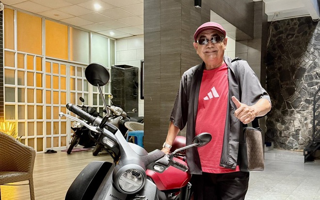 Nam NSND Việt Anh và bạn gái trẻ NSND Việt Anh bên bạn gái trẻ