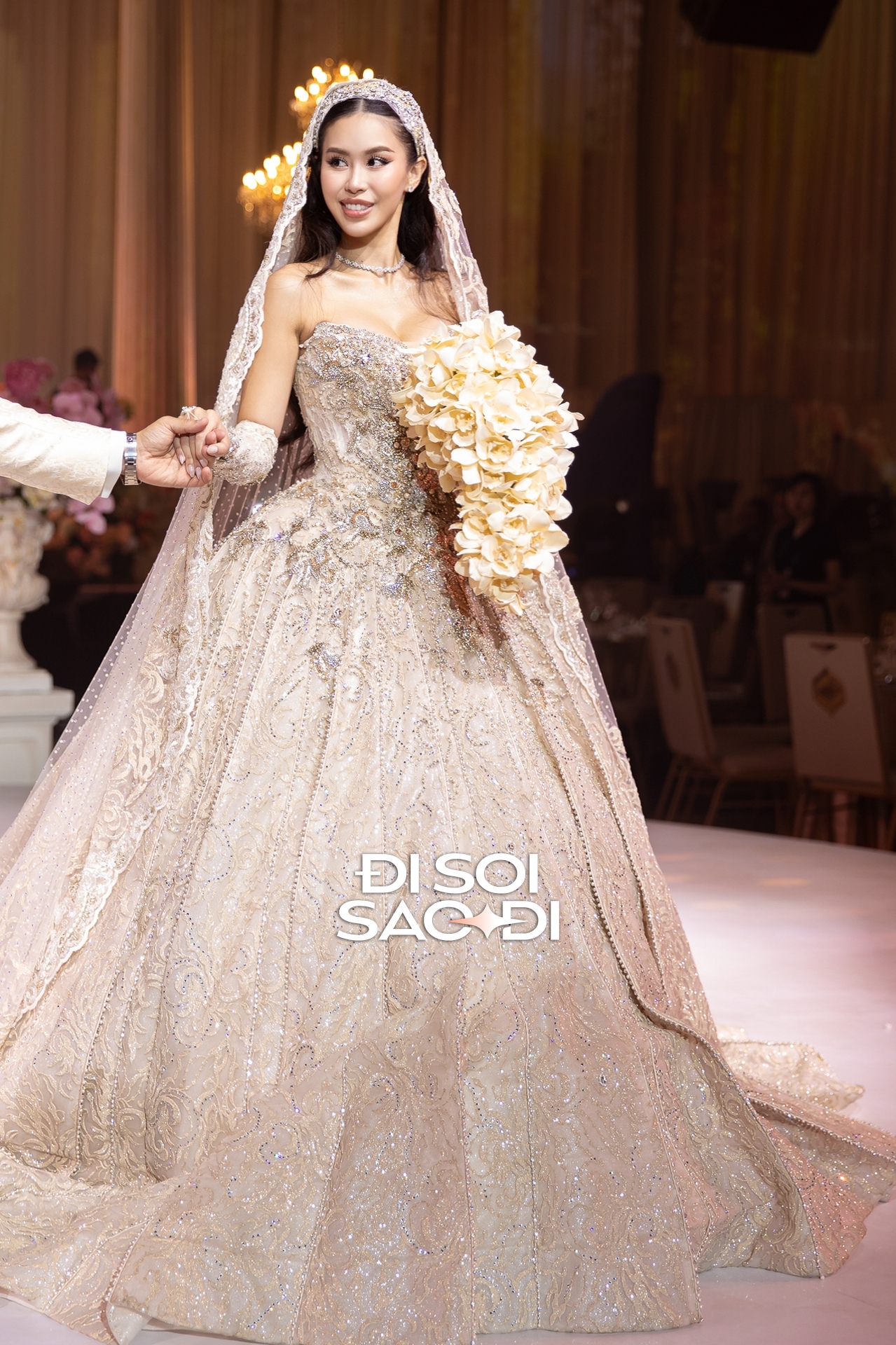 Điều Tiên Nguyễn cài cắm trong 2 bó hoa cưới đắt đỏ- Ảnh 4. Bó hoa địa lan nhập khẩu cho tiệc tối của Tiên Nguyễn