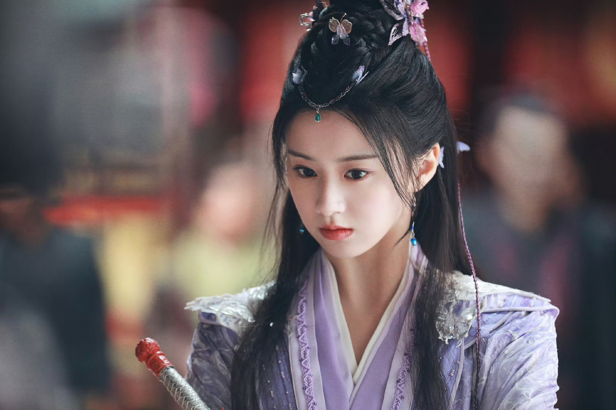 Tạo hình bi thương trong bộ chiến bạch y Visual đầy xúc cảm trong bộ đồ rách nát cuối phim