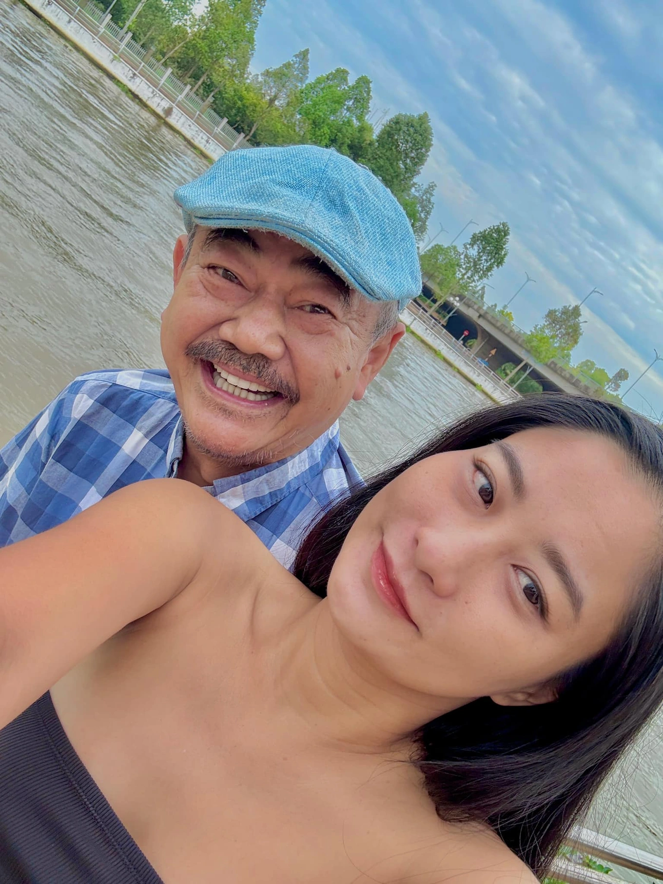 Cuộc sống vợ chồng son của nam NSND kết hôn ở tuổi U70, vợ kém 3 con giáp - Ảnh 3. Nam NSND với bà xã kém tuổi