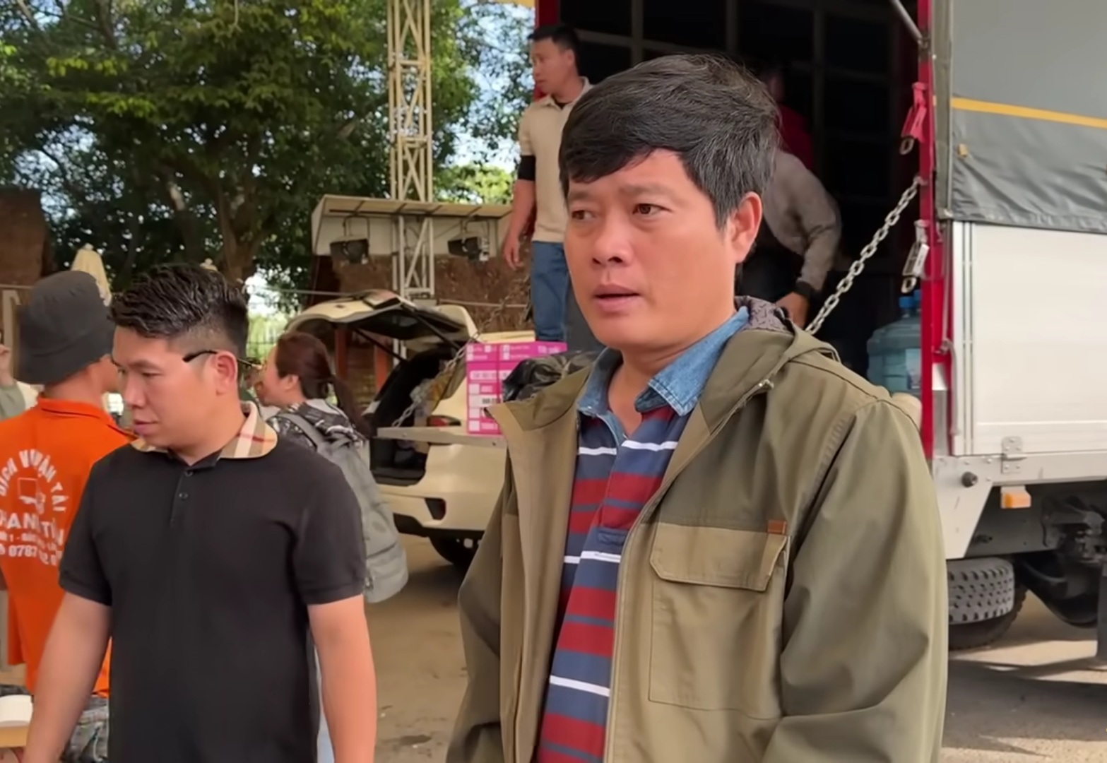 Khương Dừa cùng ekip chuẩn bị chuyến cứu trợ miền Trung Khương Dừa cùng ekip trước khi xuất phát