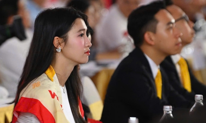 Phương Nhi tại Lễ khởi công công trình Phương Nhi ngồi cạnh ông xã với phong thái điềm tĩnh