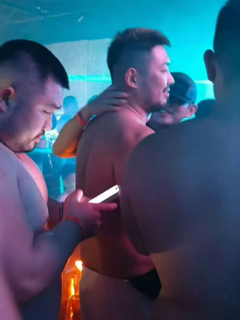 Yoo Ah In tiếp xúc gần gũi với nhiều người đàn ông cởi trần