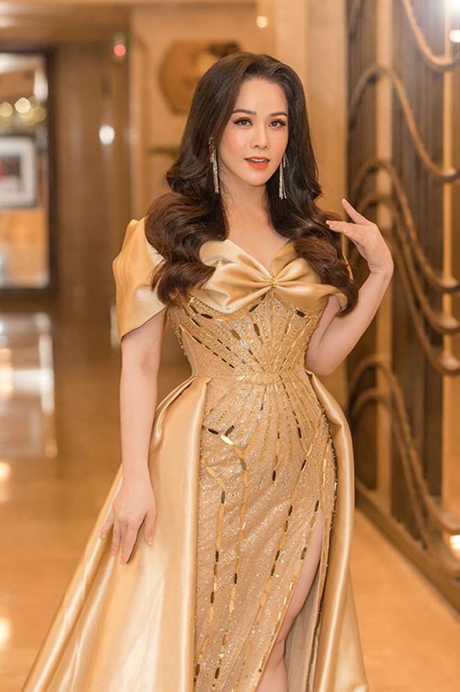 Biệt thự Nhật Kim Anh với sân vườn và hoa tươi