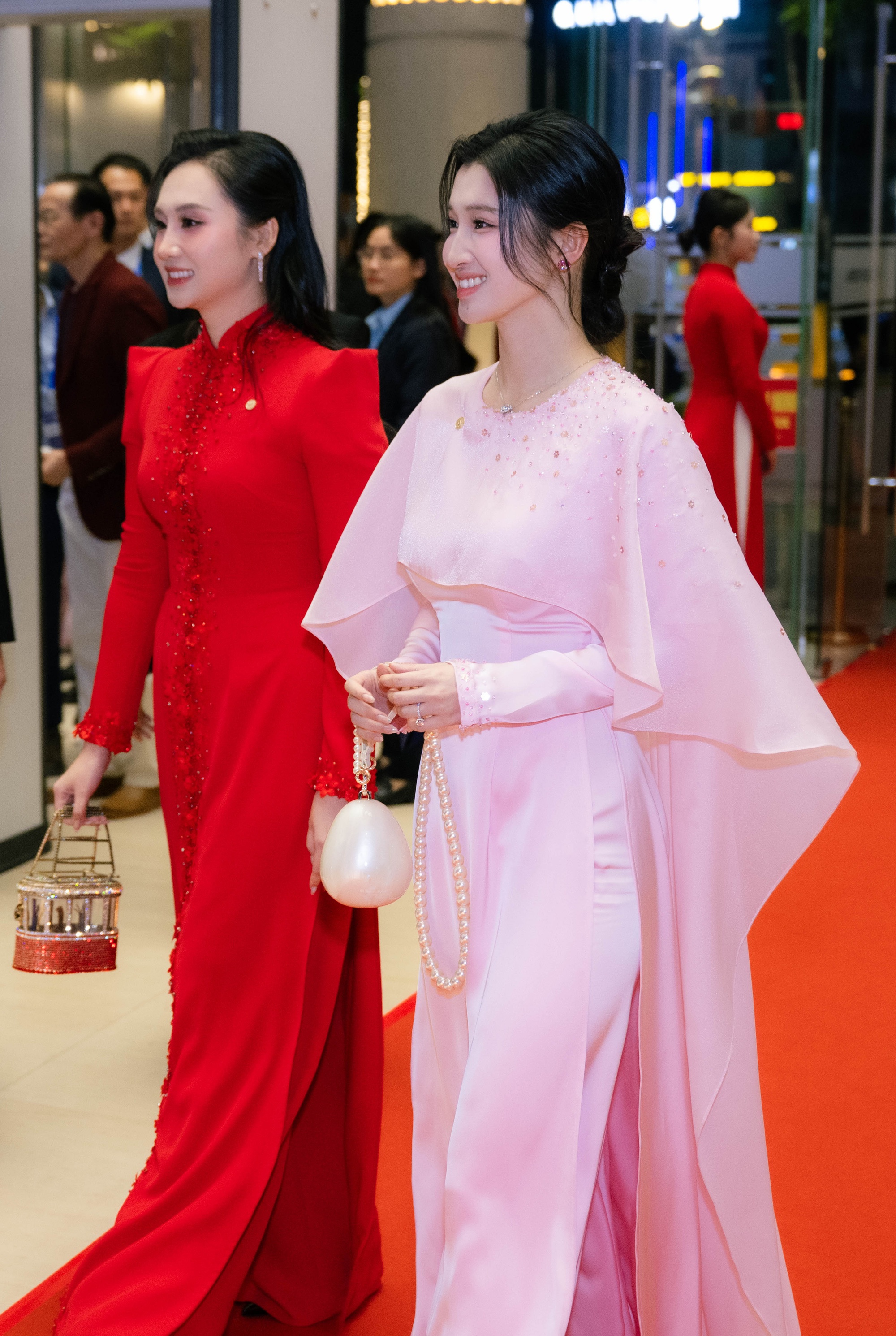 Phương Nhi gây chú ý bởi khí chất ngời ngời Trang phục và biểu cảm tinh tế của Phương Nhi