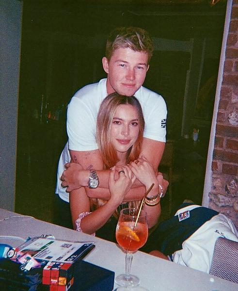 Eve Jobs bên cạnh chồng Harry Charles Eve Jobs cùng Harry Charles